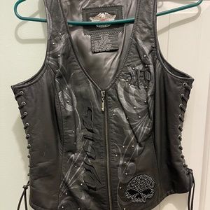 Woman’s Harley Davidson skull vest.  Black.  Size M.